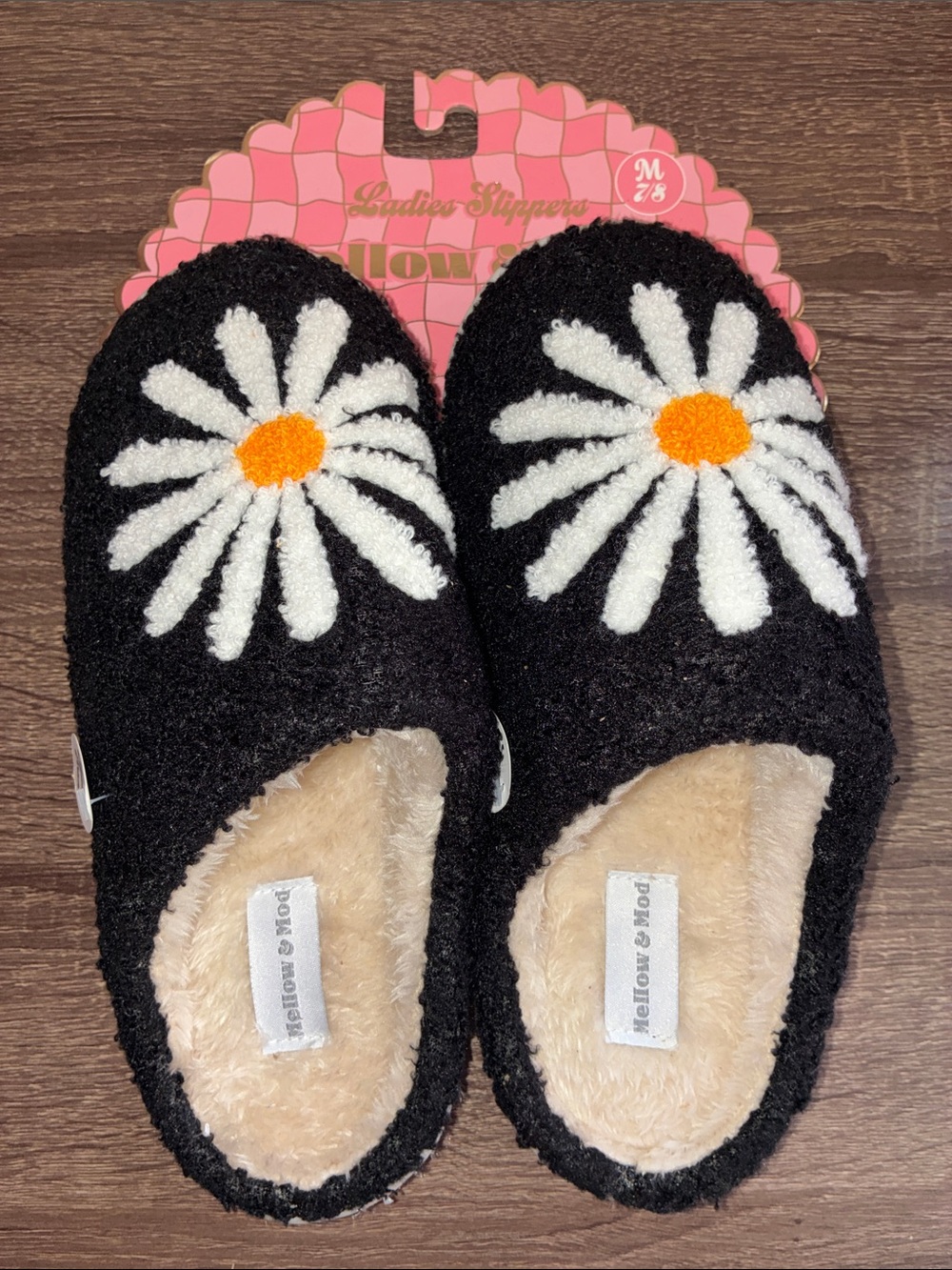 NWT Mellow & Mod Medium Black Daisy Fuzzy Slip-On Slippers